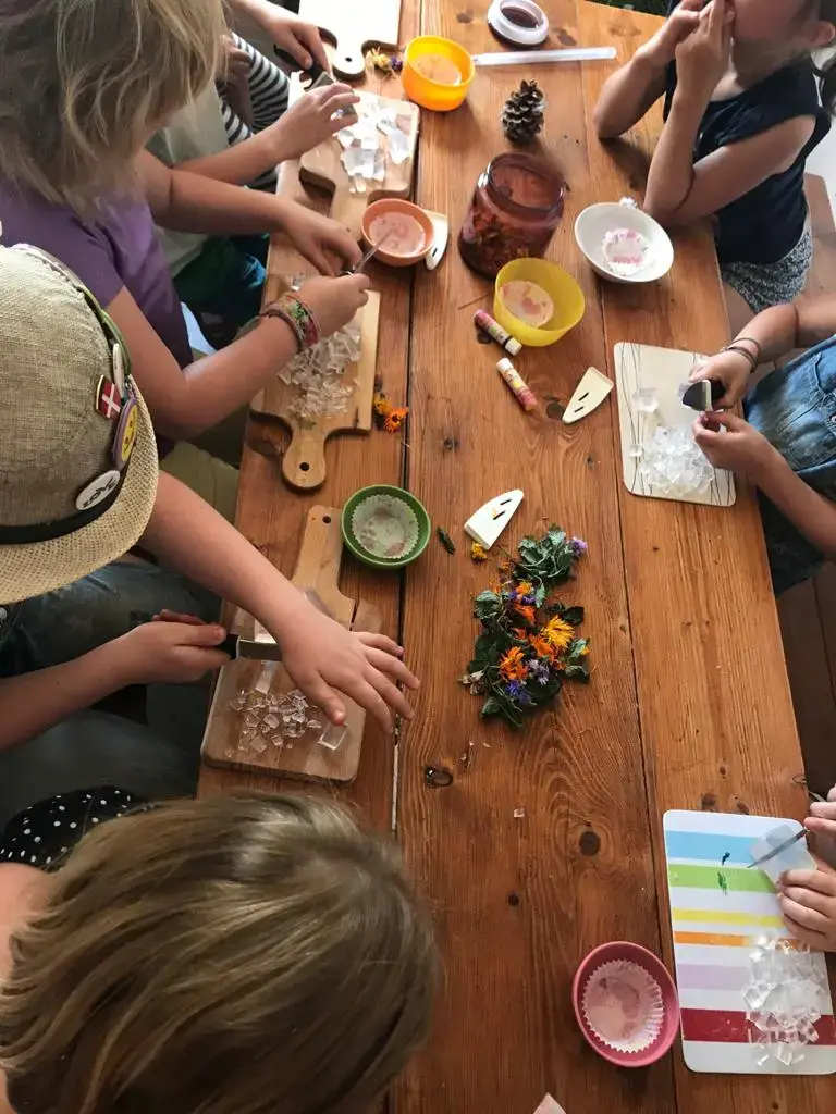 Kinder arbeiten gemeinsam am Holztisch