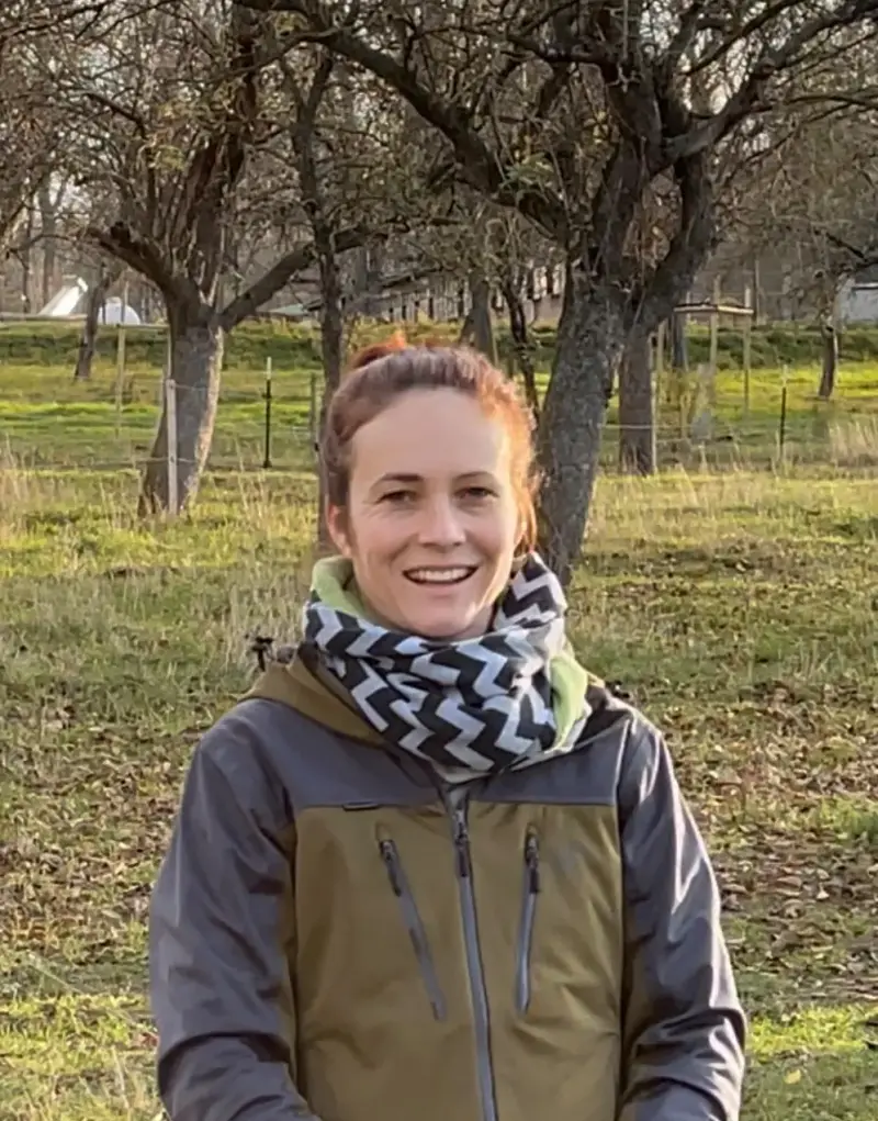 Porträt Marie Scharf auf der Streuobstwiese