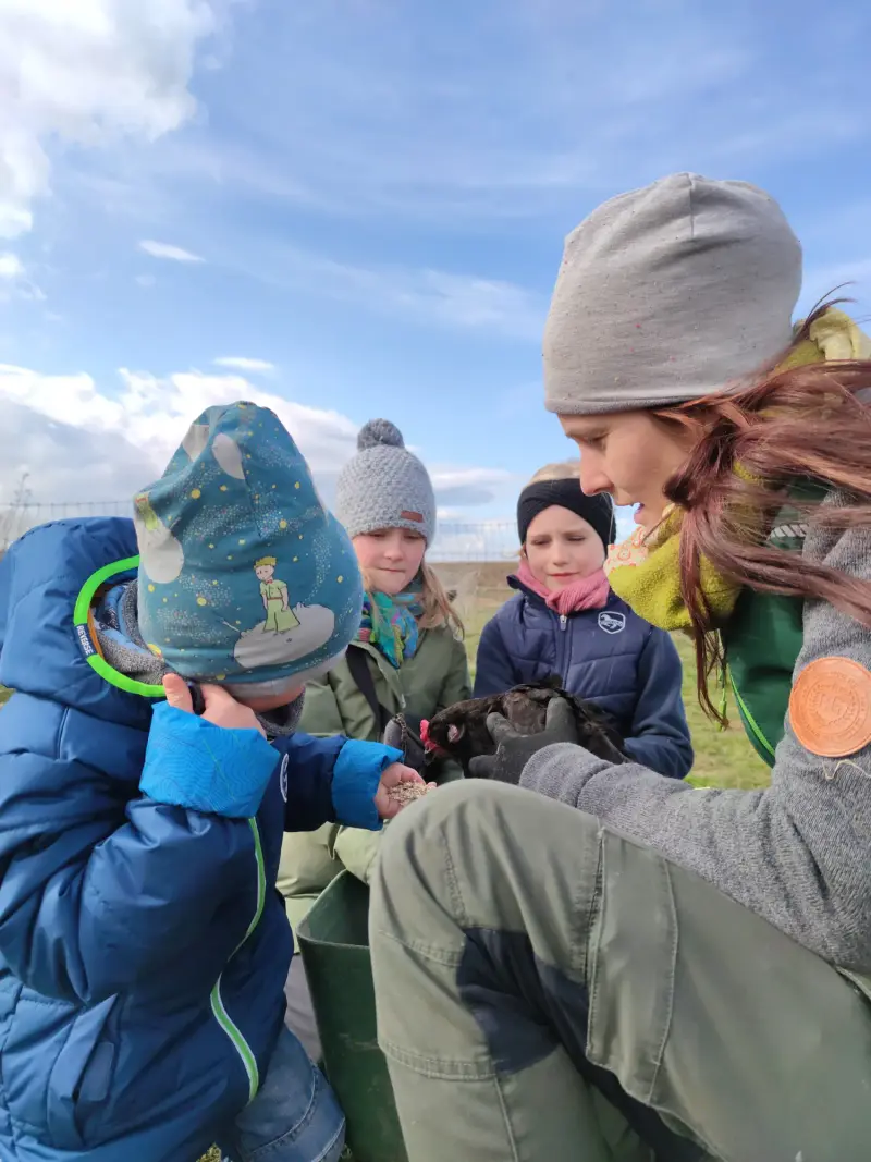 Marie Scharf zeigt Kindergartenkindern ein Kaninchen