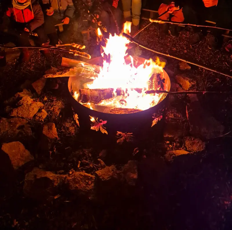 Stockbrot über dem Lagerfeuer